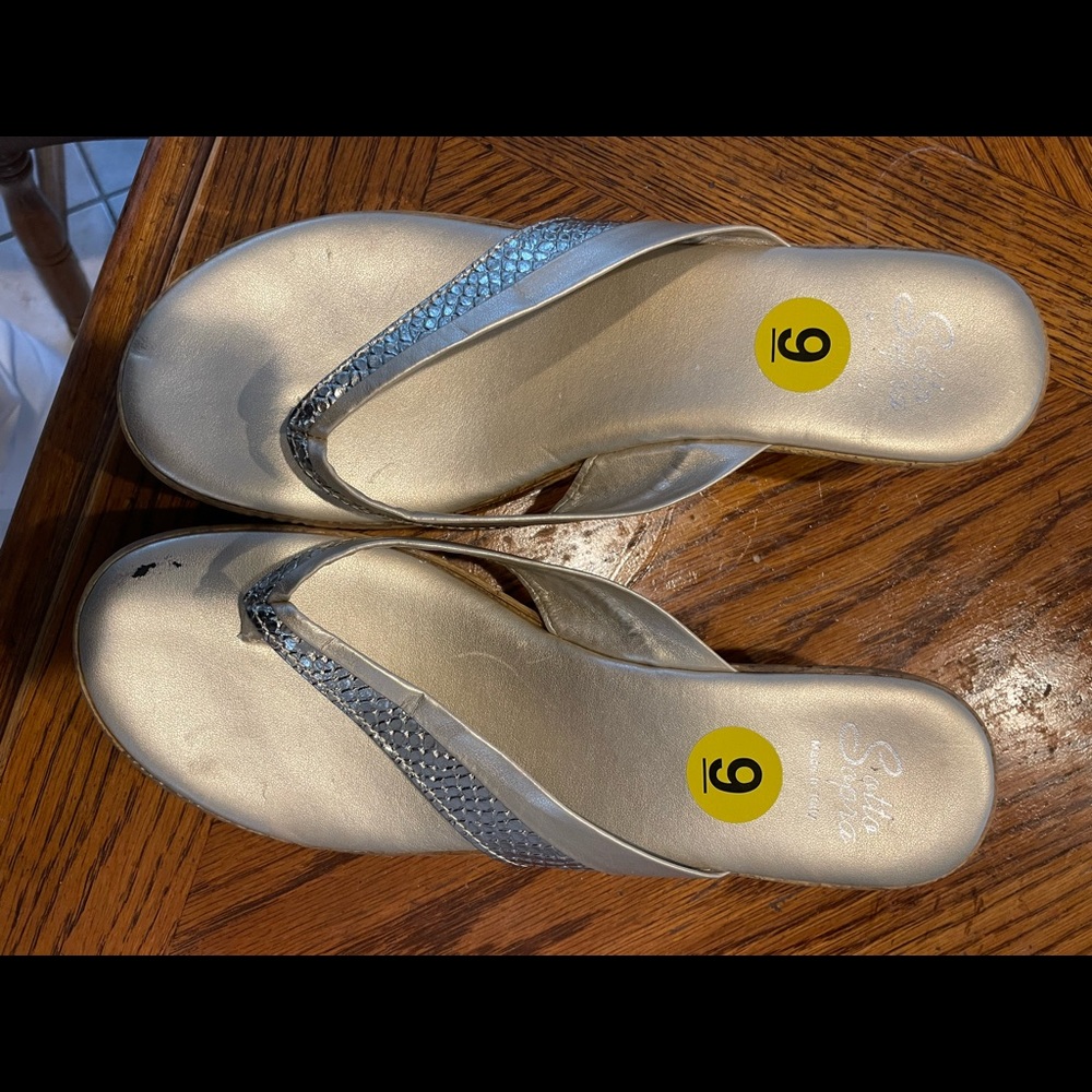 Womens sandals. Size 9